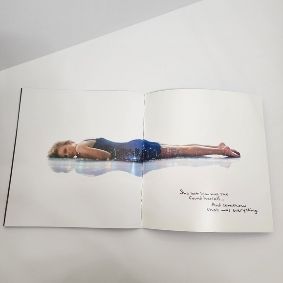 Taylor Swift 1989 World Tour Holographic Cover Official Tour Book - Picture 9 of 9